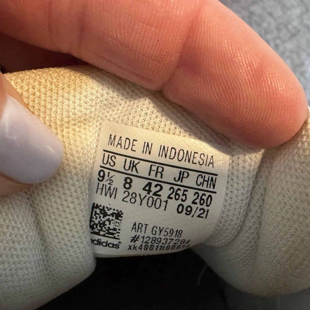 Adidas Classic White Sneakers with Blue Accents - Picture 4 of 4